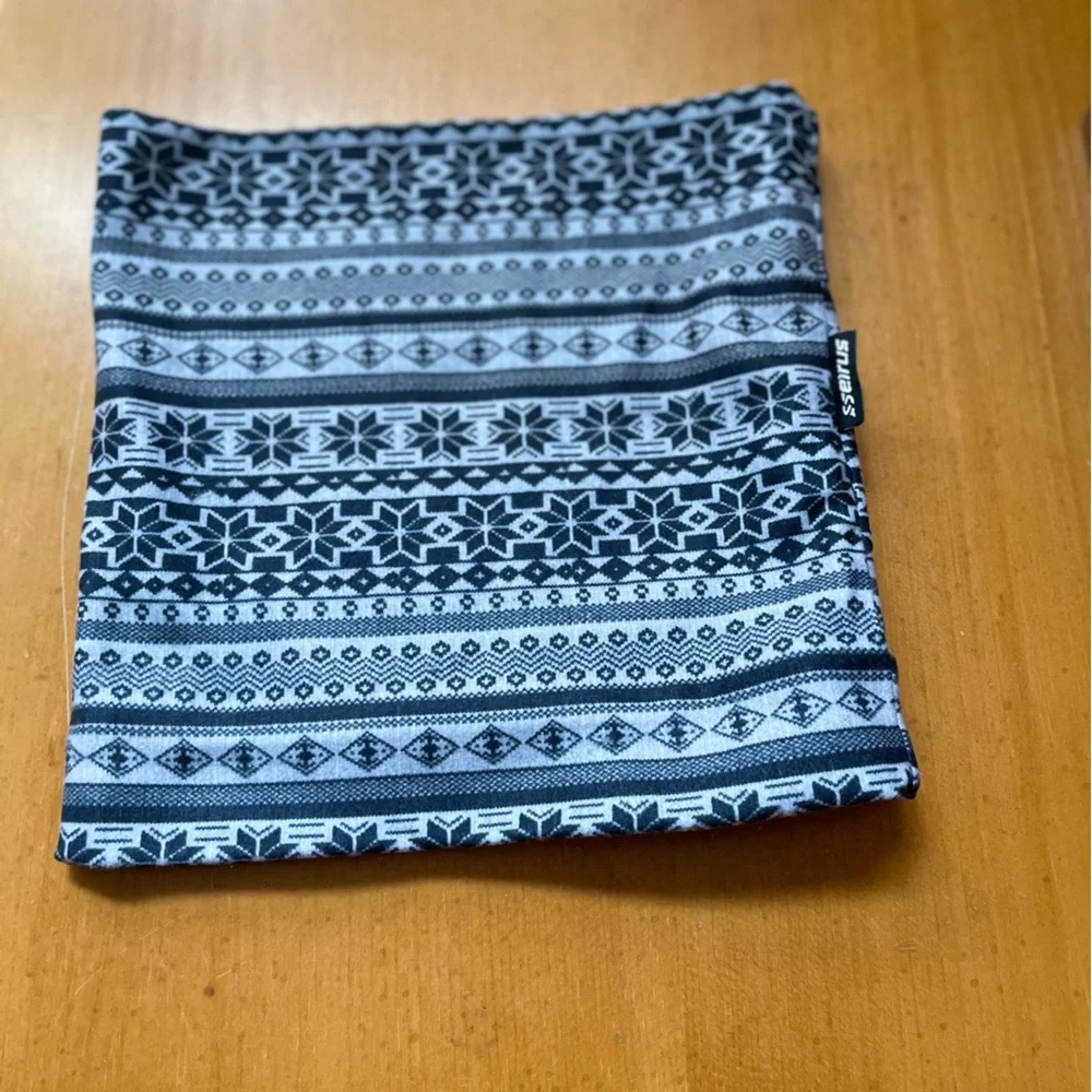 Seirus Innovatio Youth Black/White Cold weather/Ski Face Mask. Great Condition.